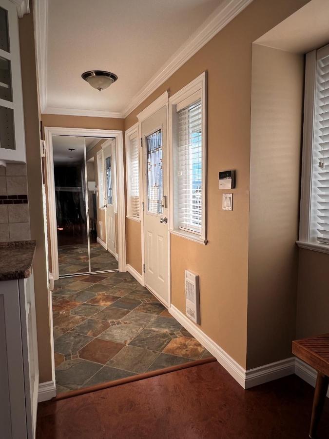 Lovely J Home -Stunning River View Cozy Two Bedroom Private Suite New Westminster Exterior foto