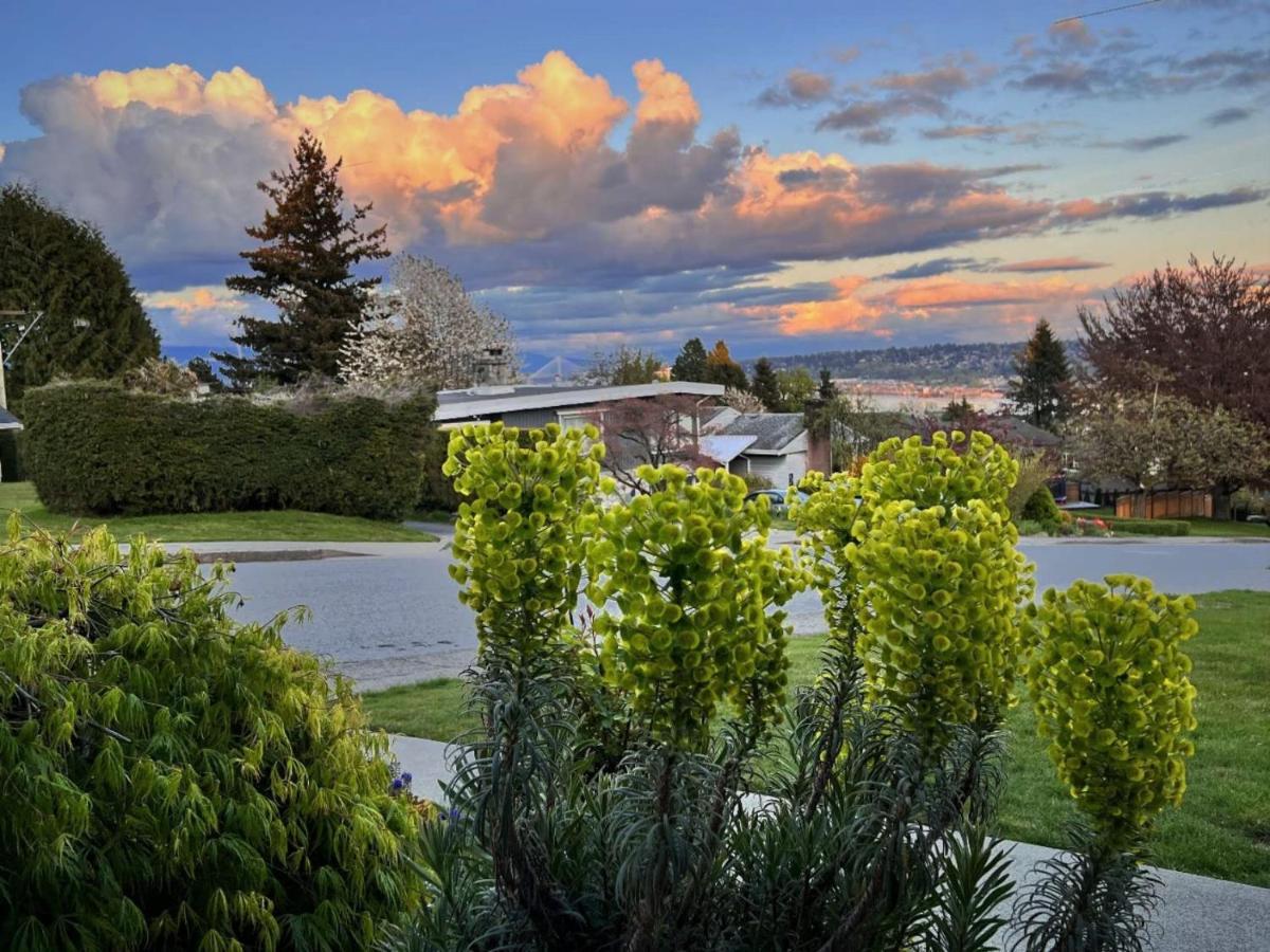 Lovely J Home -Stunning River View Cozy Two Bedroom Private Suite New Westminster Exterior foto