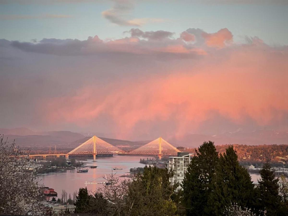 Lovely J Home -Stunning River View Cozy Two Bedroom Private Suite New Westminster Exterior foto
